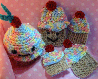 Rainbow Cupcake amigurumi and brooches